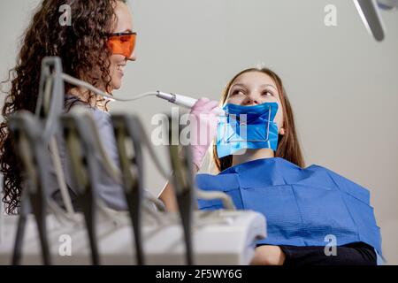 Laser Zahnaufhellung bei dantist Zimmer. Zähne, die für die Frau. Bleichen der Zähne beim Zahnarzt Klinik Stockfoto