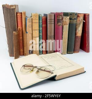 Black & White Seltene alte Vintage-Bücher aus der Bibliothek Shelley Gedichte, oben auf einer alten Brille auf weißem Hintergrund Stockfoto