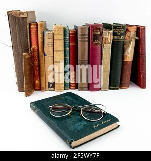 Black & White Seltene alte Vintage-Bücher aus der Bibliothek Shelley Gedichte, oben auf einer alten Brille auf weißem Hintergrund Stockfoto