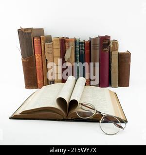 Herzform in alten Vintage-Büchern Gedichte von Shelley On Weißer Hintergrund Stockfoto