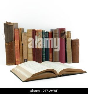 Alte Gedichte Vintage-Bücher auf weißem Hintergrund Stockfoto