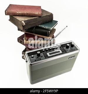 Modernes Retro-Audio-Radio und alte englische Vintage-Bücher hinter der Bühne Weißer Hintergrund Stockfoto