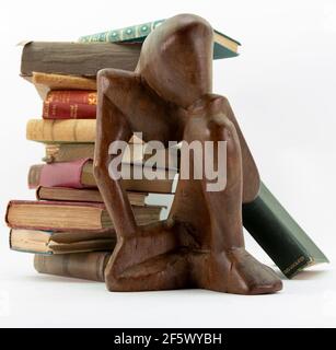 Gedicht alte Vintage Bücher und hölzerne Denkstatue auf weiß Hintergrund Stockfoto