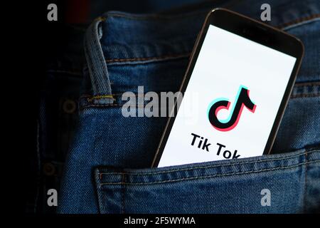 In dieser Abbildung wird ein "Tik Tok"-Logo auf einem Smartphone angezeigt. Stockfoto