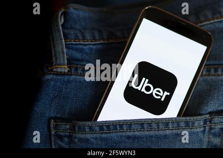 In dieser Abbildung ist ein Uber-Logo auf einem Smartphone zu sehen. Stockfoto