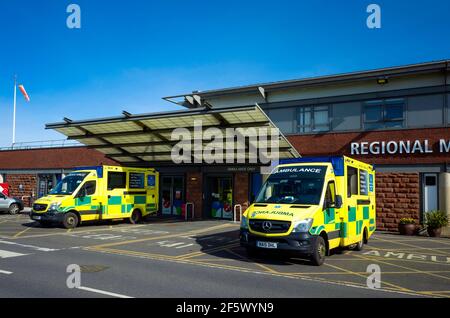 NHS Krankenwagen außerhalb der Regionalen großes Trauma Center oder Unfall und Notfall bei James Cook University Hospital in Middlesbrough Stockfoto