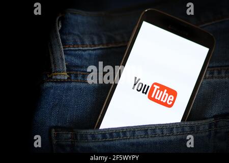 In dieser Abbildung ist ein Youtube-Logo auf einem Smartphone zu sehen. Stockfoto