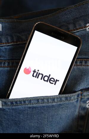 In dieser Abbildung ein Tinder Dating App Logo auf einem Smartphone angezeigt. Stockfoto