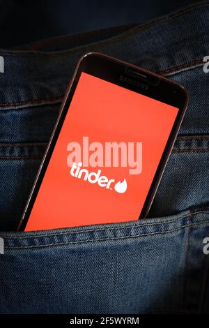 In dieser Abbildung ein Tinder Dating App Logo auf einem Smartphone angezeigt. Stockfoto