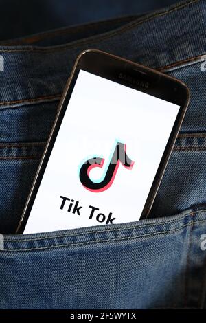 In dieser Abbildung wird ein "Tik Tok"-Logo auf einem Smartphone angezeigt. Stockfoto