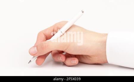 Ärzte Hand schreiben mit einem weißen Stift, Nahaufnahme, Geste isoliert auf weiß. Medizinisches Personal, Arzt hält einen Stift schriftlich ein Rezept, Unterzeichnung ein Stockfoto