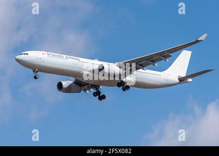 Brussels Airlines Airbus A330 Jet-Flugzeug OO-SFH im Finale auf dem Flughafen London Heathrow, Großbritannien, in blauem Himmel zu landen. Flaggenträger von Belgien Stockfoto