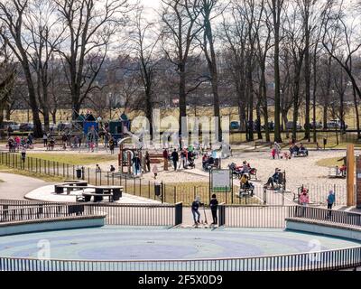 Jordan Park Spielplatz in Krakau, öffentlicher Bereich während covid 19 Pandemie Gruppe von Menschen Erwachsene und Kinder im Gesicht Masken neuen normalen Lebensstil High ang Stockfoto