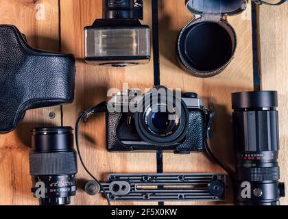 AMSTERDAM, NIEDERLANDE - 17. FEBRUAR 2020:Nahaufnahme einer Fuji st605n-Kamera aus dem Jahr 1976, Objektive, Blitz und Gehäuse. Stockfoto