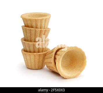 Mehrere frische Tartlets auf Weiß isoliert. Stockfoto