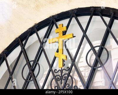 Russisch-orthodoxes hölzernes Kreuz-Symbol auf einem Metalltor Nahaufnahme, Detailaufnahme. Östliche Orthodoxe Christentum Religiöse Symbole Konzept, Glaube, Glaube, nob Stockfoto