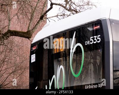 Städtischer öffentlicher Verkehr Solaris Marke Bus Urbino 18 dr535 Modell 179 Zeilennummer Anzeige Nahaufnahme, Detail. Krakau, Polen. Öffentliche Verkehrsmittel in der Stadt Stockfoto