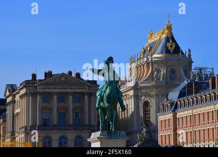 Ende der Renovierung der Königlichen Kapelle im Schloss Versailles, Frankreich am 28. März 2021. Nach drei Jahren Arbeit geht die Renovierung der Königlichen Kapelle zu Ende, sie ist seit mehr als 50 Jahren die größte Baustelle im Schloss Versailles. Die Dachschiefer wurden ersetzt, die Bleiskulpturen und Dekorationen wurden renoviert. Die Buntglasfenster und ihre Stützen wurden gereinigt, um besser Licht in die Kapelle zu bringen. Foto von Christian Liewig/ABACAPRESS.COM Stockfoto