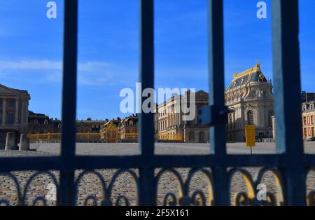 Ende der Renovierung der Königlichen Kapelle im Schloss Versailles, Frankreich am 28. März 2021. Nach drei Jahren Arbeit geht die Renovierung der Königlichen Kapelle zu Ende, sie ist seit mehr als 50 Jahren die größte Baustelle im Schloss Versailles. Die Dachschiefer wurden ersetzt, die Bleiskulpturen und Dekorationen wurden renoviert. Die Buntglasfenster und ihre Stützen wurden gereinigt, um besser Licht in die Kapelle zu bringen. Foto von Christian Liewig/ABACAPRESS.COM Stockfoto