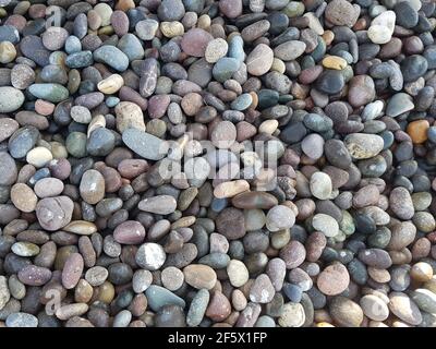 Natürliche Kieselsteine Steine, graue Kies Strand Hintergrund. Stockfoto