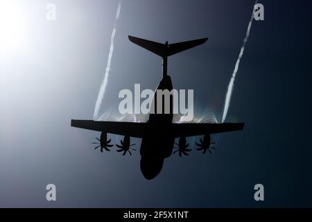 CEFN SIDAN, WALES - MÄRZ 25 2021: Ein Royal Air Force Airbus A400M 'Atlas' Militärtransportflugzeug übt taktische Landungen an einem Strand aus Stockfoto