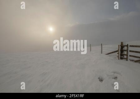 Auf dem Weg nach Hart fiel von Devil's Beef Tub, Moffat, schneebedeckten Hügeln, Dumfries und Galloway, SW Schottland. Stockfoto