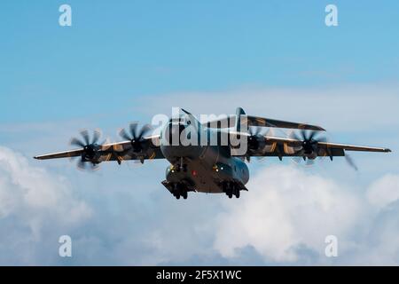 CEFN SIDAN, WALES - MÄRZ 25 2021: Ein Royal Air Force Airbus A400M 'Atlas' Militärtransportflugzeug übt taktische Landungen an einem Strand aus Stockfoto
