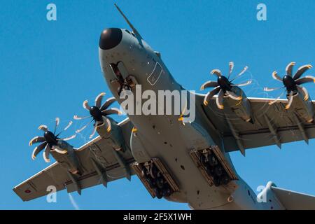CEFN SIDAN, WALES - MÄRZ 25 2021: Ein Royal Air Force Airbus A400M 'Atlas' Militärtransportflugzeug übt taktische Landungen an einem Strand aus Stockfoto