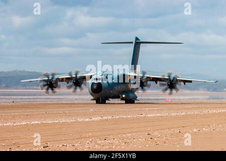 CEFN SIDAN, WALES - MÄRZ 25 2021: Ein Royal Air Force Airbus A400M 'Atlas' Militärtransportflugzeug übt taktische Landungen an einem Strand aus Stockfoto