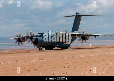 CEFN SIDAN, WALES - MÄRZ 25 2021: Ein Royal Air Force Airbus A400M 'Atlas' Militärtransportflugzeug übt taktische Landungen an einem Strand aus Stockfoto