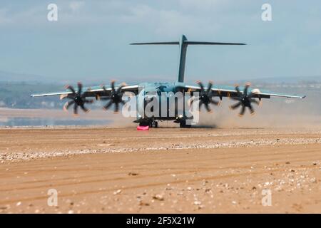 CEFN SIDAN, WALES - MÄRZ 25 2021: Ein Royal Air Force Airbus A400M 'Atlas' Militärtransportflugzeug übt taktische Landungen an einem Strand aus Stockfoto