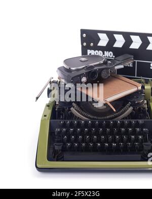 Schriftsteller oder Drehbuchautor Konzept aus Vintage Retro Schreibmaschine isoliert auf weißem Hintergrund, Filmkamera und Film Klappbrett am Tisch Stockfoto