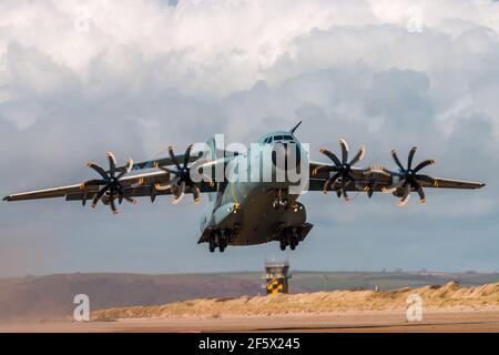 CEFN SIDAN, WALES - MÄRZ 25 2021: Ein Royal Air Force Airbus A400M 'Atlas' Militärtransportflugzeug übt taktische Landungen an einem Strand aus Stockfoto