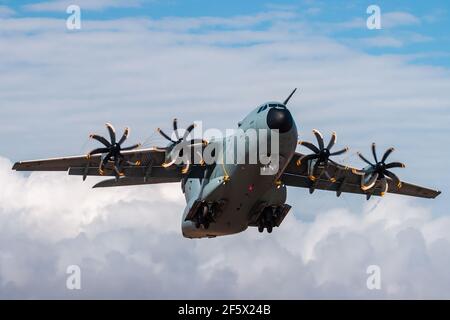 CEFN SIDAN, WALES - MÄRZ 25 2021: Ein Royal Air Force Airbus A400M 'Atlas' Militärtransportflugzeug übt taktische Landungen an einem Strand aus Stockfoto