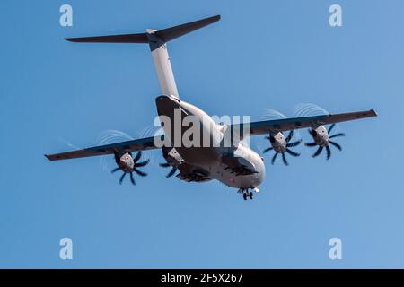CEFN SIDAN, WALES - MÄRZ 25 2021: Ein Royal Air Force Airbus A400M 'Atlas' Militärtransportflugzeug übt taktische Landungen an einem Strand aus Stockfoto