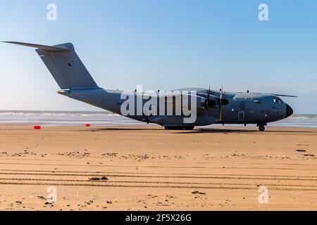 CEFN SIDAN, WALES - MÄRZ 25 2021: Ein Royal Air Force Airbus A400M 'Atlas' Militärtransportflugzeug übt taktische Landungen an einem Strand aus Stockfoto