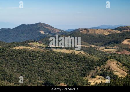 Die atemberaubende bergige Umgebung des Nationalparks Serra da Bocaina, wie man sie vom rauen Pfad aus sieht, der zu den Aussichtsplätzen Pedra da Macela führt. Stockfoto