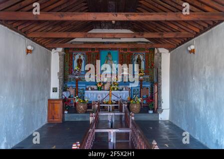 La Dehesa, Spanien, 30. Januar 2021: Innenraum der Kirche Ermita de nuestra senora de los reyes auf der Insel El Hierro auf den Kanarischen Inseln, Spanien. Stockfoto