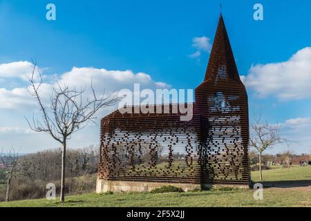 Die transparente Kirche befindet sich in Hesbaye in den Hügeln südlich von Looz und kann als Landschaftskunst betrachtet werden. Das ganze ist aus horizontaler Platte gebaut Stockfoto