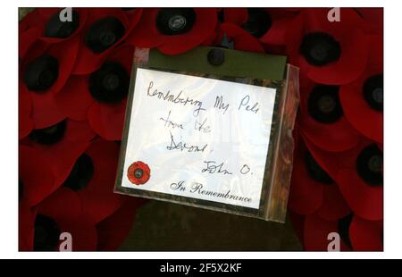 Ein Gedenkgottesdienst zum Gedenken an den Jahrestag des beginnenden Ersten Weltkriegs im Cenotaph in London. Kränze gelegt von den vier vetrans pic David Sandison 4/8/2004 Stockfoto