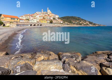 Blick auf die bunte Stadt und den Strand von Cervo. Cervo, Provinz Imperia, Ponente Riviera, Ligurien, Italien, Europa. Stockfoto