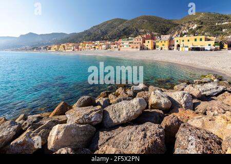 Blick auf die bunten Häuser und den Strand von Varigotti, Finale Ligure, Bezirk Savona, Ponente Riviera, Ligurien, Italien. Stockfoto