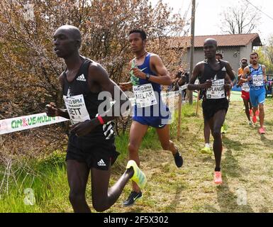 Mailand, Italien. März 2021, 28th. San Vittore Olana, Italien FÜNF MÜHLEN 2021 World Athletic Cross 89th Edition Männer Rennsieger 1 Nibret Melak, 2nd Ort Leonard Kipkemoi Bett, 3rd Ort Muktar Edris auf dem Foto: Momente des Rennens Kredit: Unabhängige Fotoagentur/Alamy Live News Stockfoto