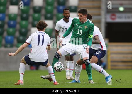 Der nordirische Kyle Lafferty (Mitte) kämpft während des internationalen Freunds im Windsor Park, Belfast, mit den USA Brenden Aaronson (links) und Chris Richards. Bilddatum: Sonntag, 28. März 2021. Stockfoto