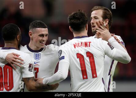 Der englische Mason Mount feiert das zweite Tor des Spiels während des FIFA 2022-WM-Qualifikationsspiels in der Nationalarena in Tirana, Albanien. Bilddatum: Sonntag, 28. März 2021. Stockfoto