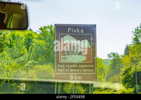 Fahrt zum Postojna Pivka Park der Militärgeschichte Touristenattraktionen in Slowenien. Stockfoto