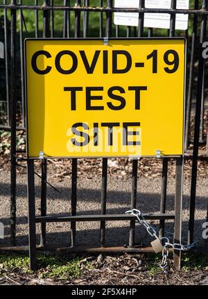 Covid-19-Prüfstellenschild vor einem temporären Prüfzentrum. Stockfoto