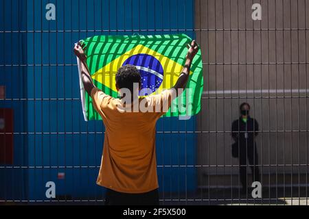 Brasília, DF - 28,03.2021: APOIADORES DE BOLSONARO REALIZAM PROTESTO - Unterstützer von Präsident Bolsonaro führen einen Akt der Unterstützung der Bundesregierung und gegen die Sperre im Bundesbezirk. Am Ende des Protestes gingen die Demonstranten zur Tür von Rede Globo und verhinderten, dass ein Auto den Ort betreten konnte. (Foto: Leo Bahia/Fotoarena) Stockfoto