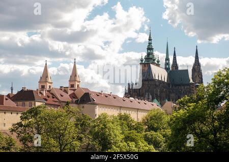 Veitsdom in der Prager Burg bei gutem Wetter Im Frühling Stockfoto