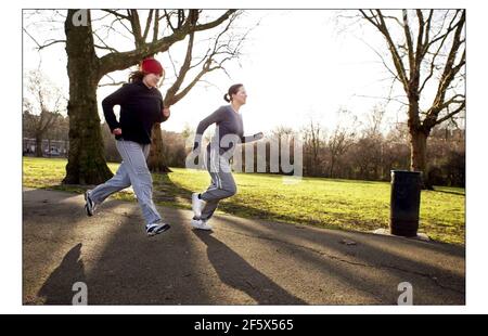 Lizzy Heathcote und Hero Brown laufen in Highbury Fields.pic David Sandison 22/12/2003 Stockfoto